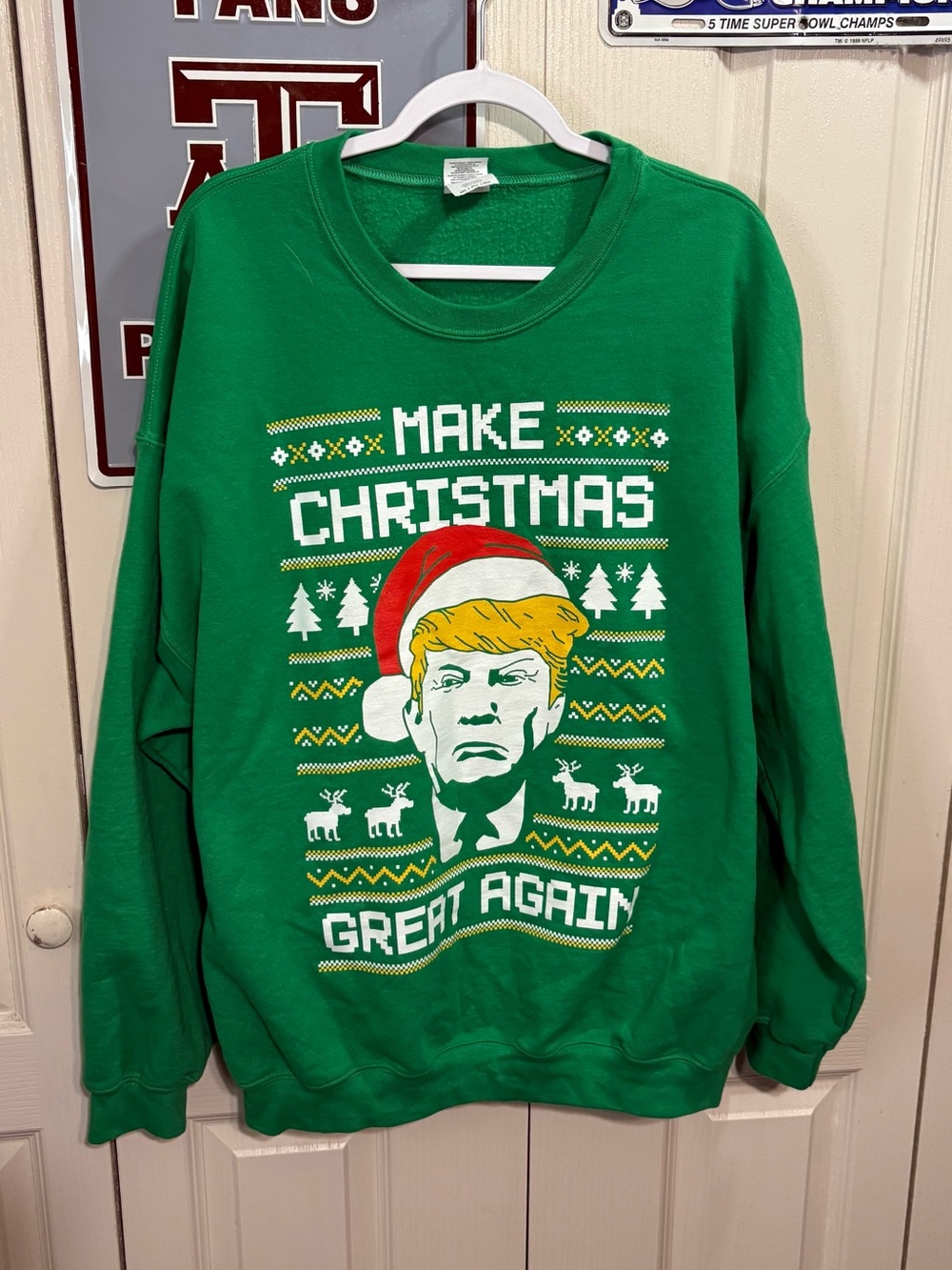 Gildan Green Crewneck with Festive Graphic